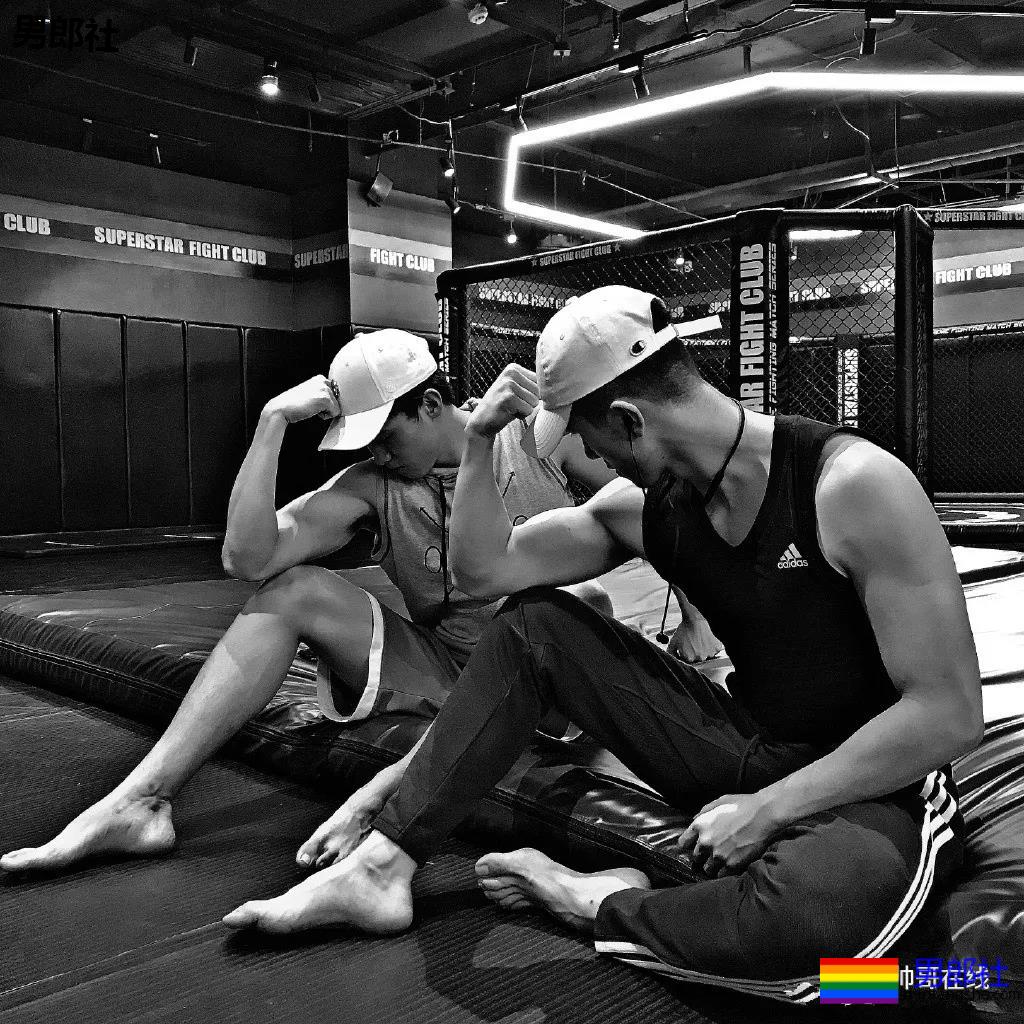 龚子棋李向哲在家脱衣这么玩！两身腱子肉惹网友尖叫！ - 51虹马