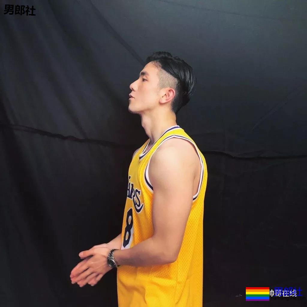 龚子棋李向哲在家脱衣这么玩！两身腱子肉惹网友尖叫！ - 51虹马