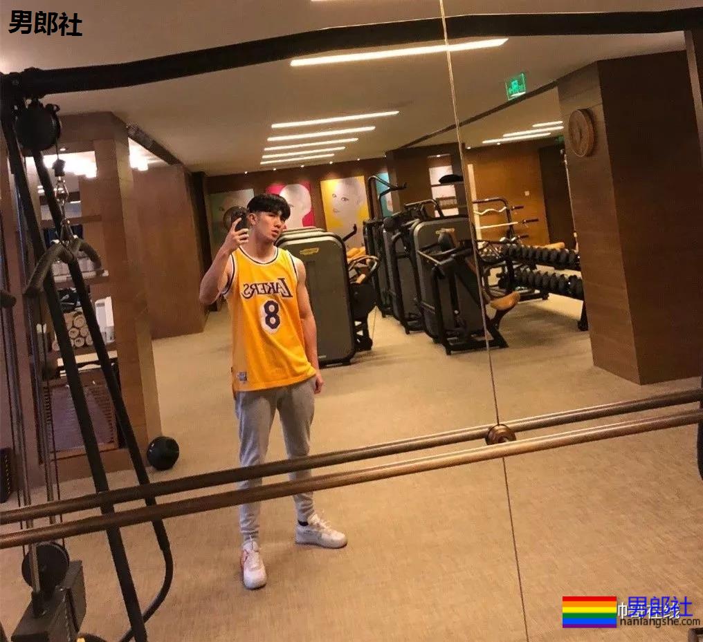 龚子棋李向哲在家脱衣这么玩！两身腱子肉惹网友尖叫！ - 51虹马