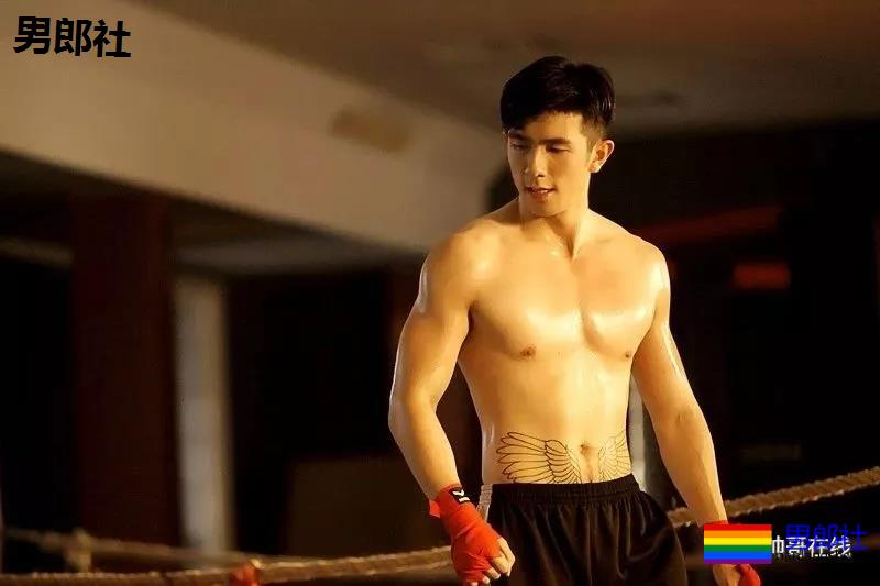 龚子棋李向哲在家脱衣这么玩！两身腱子肉惹网友尖叫！ - 51虹马