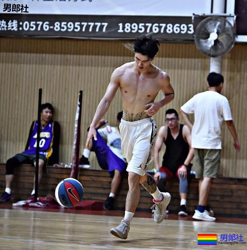 龚子棋李向哲在家脱衣这么玩！两身腱子肉惹网友尖叫！ - 51虹马