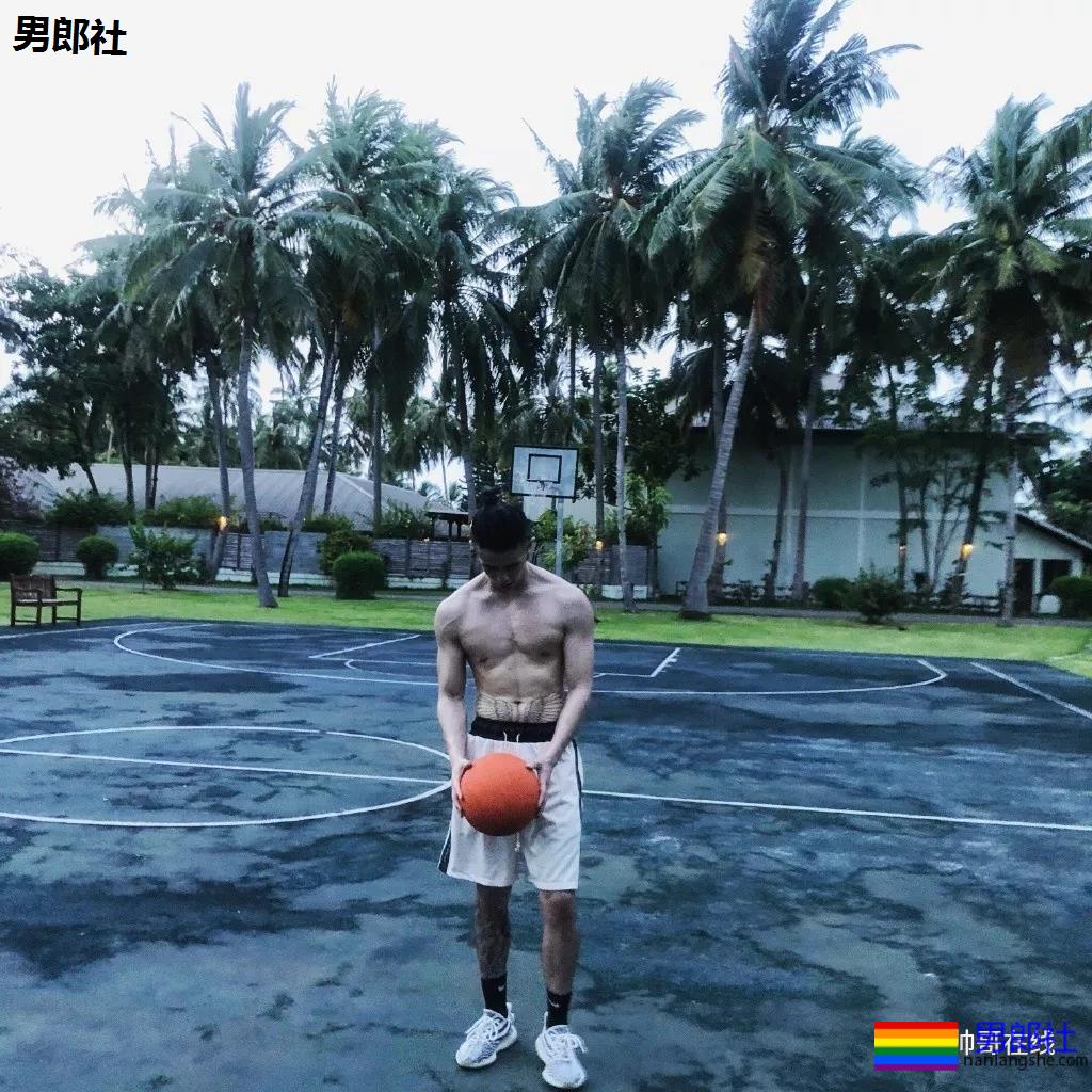 龚子棋李向哲在家脱衣这么玩！两身腱子肉惹网友尖叫！ - 51虹马