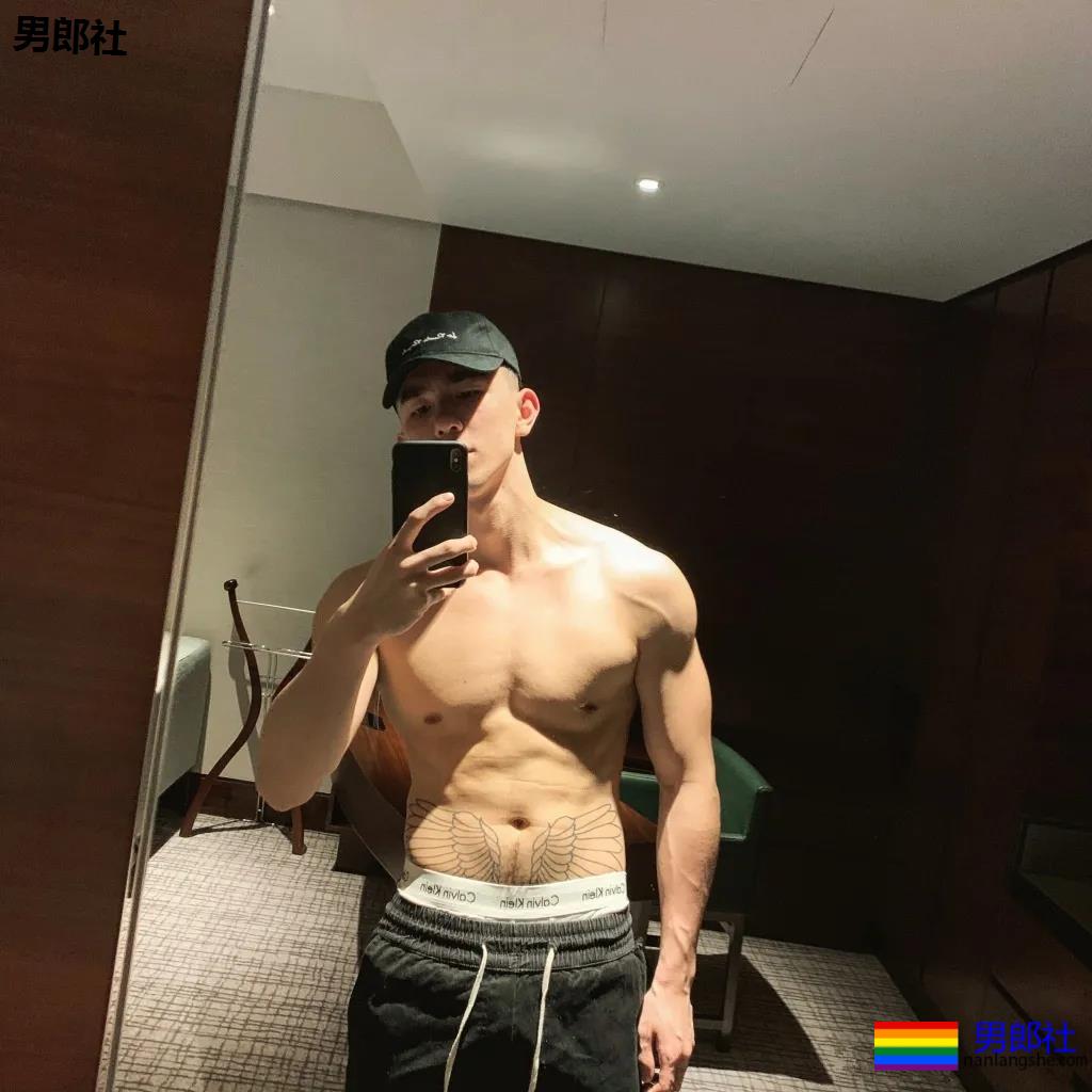 龚子棋李向哲在家脱衣这么玩！两身腱子肉惹网友尖叫！ - 51虹马