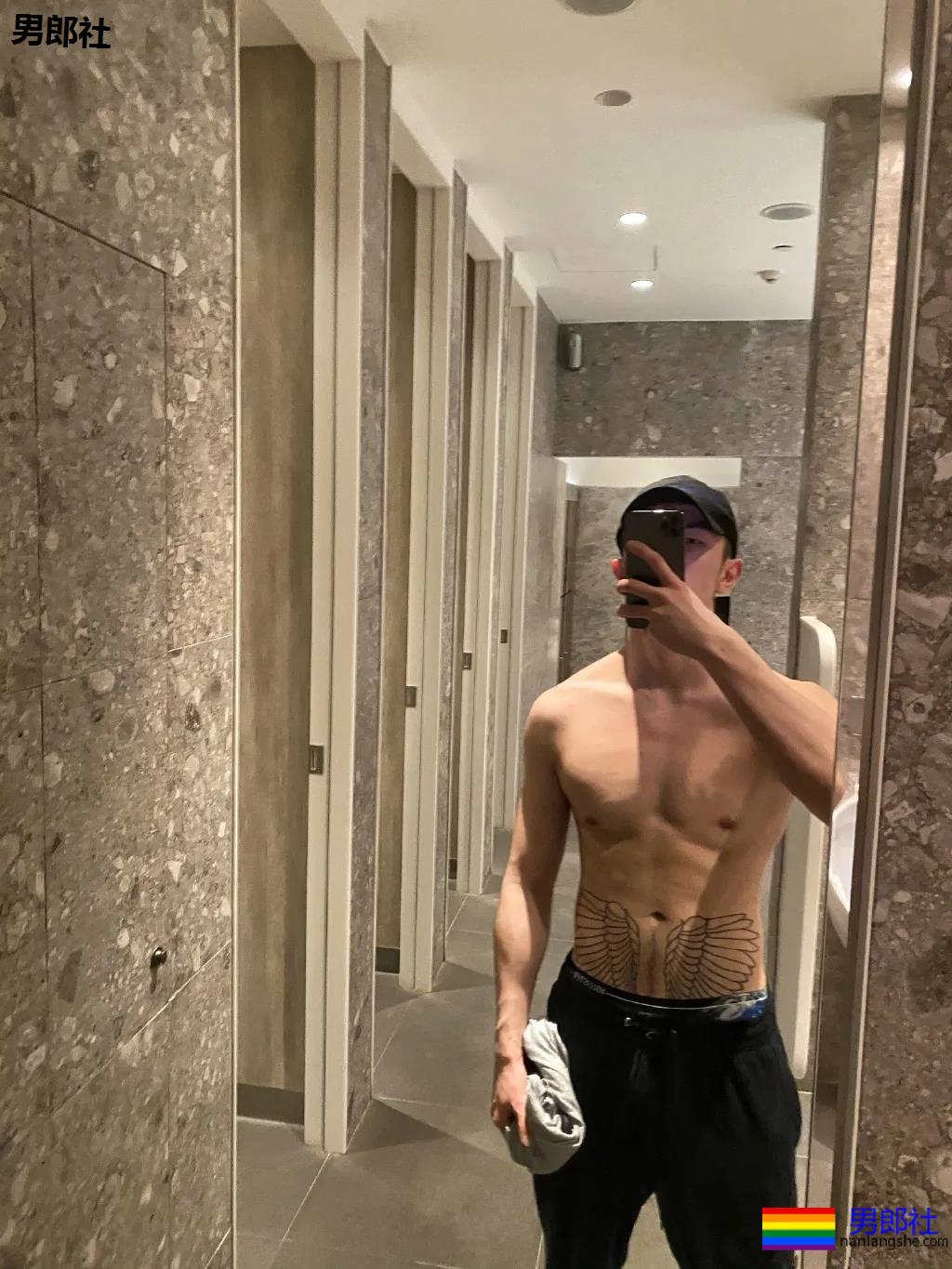 龚子棋李向哲在家脱衣这么玩！两身腱子肉惹网友尖叫！ - 51虹马