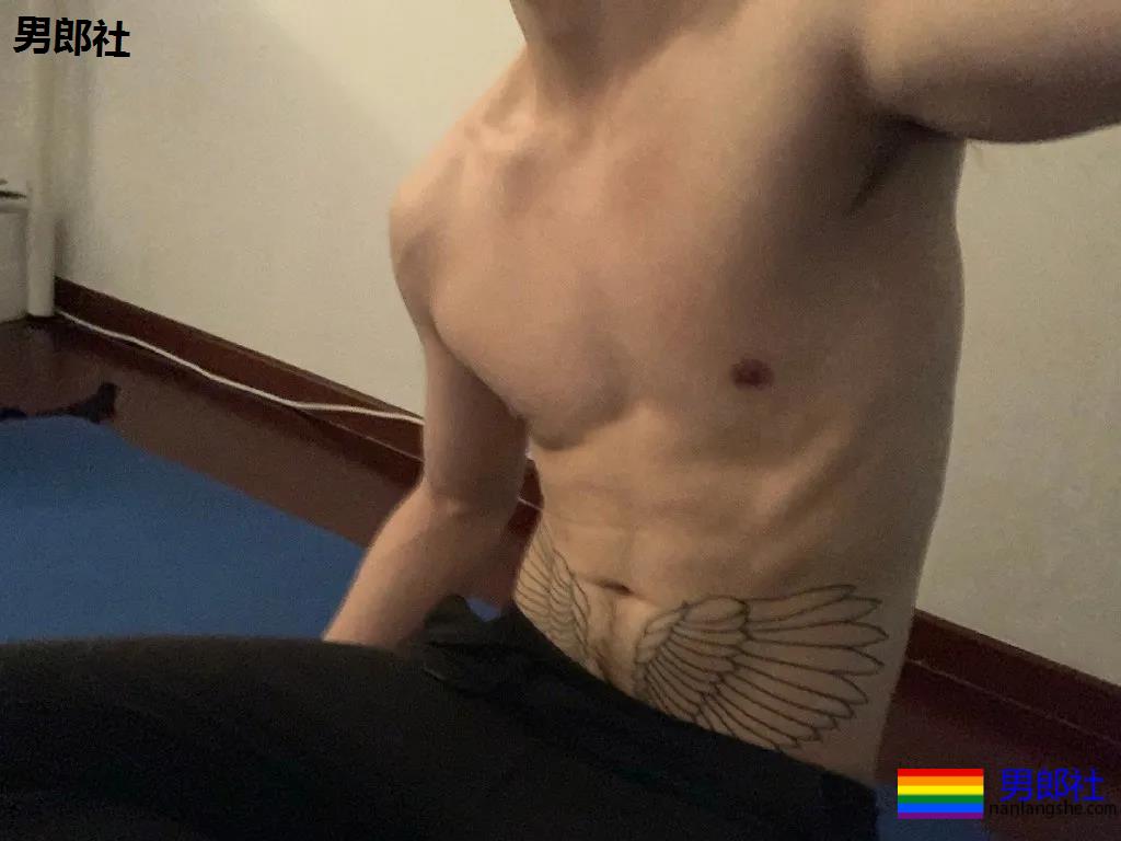 龚子棋李向哲在家脱衣这么玩！两身腱子肉惹网友尖叫！ - 51虹马