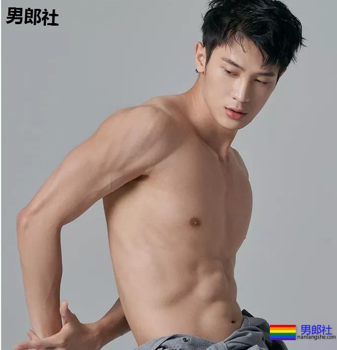 龚子棋李向哲在家脱衣这么玩！两身腱子肉惹网友尖叫！ - 51虹马