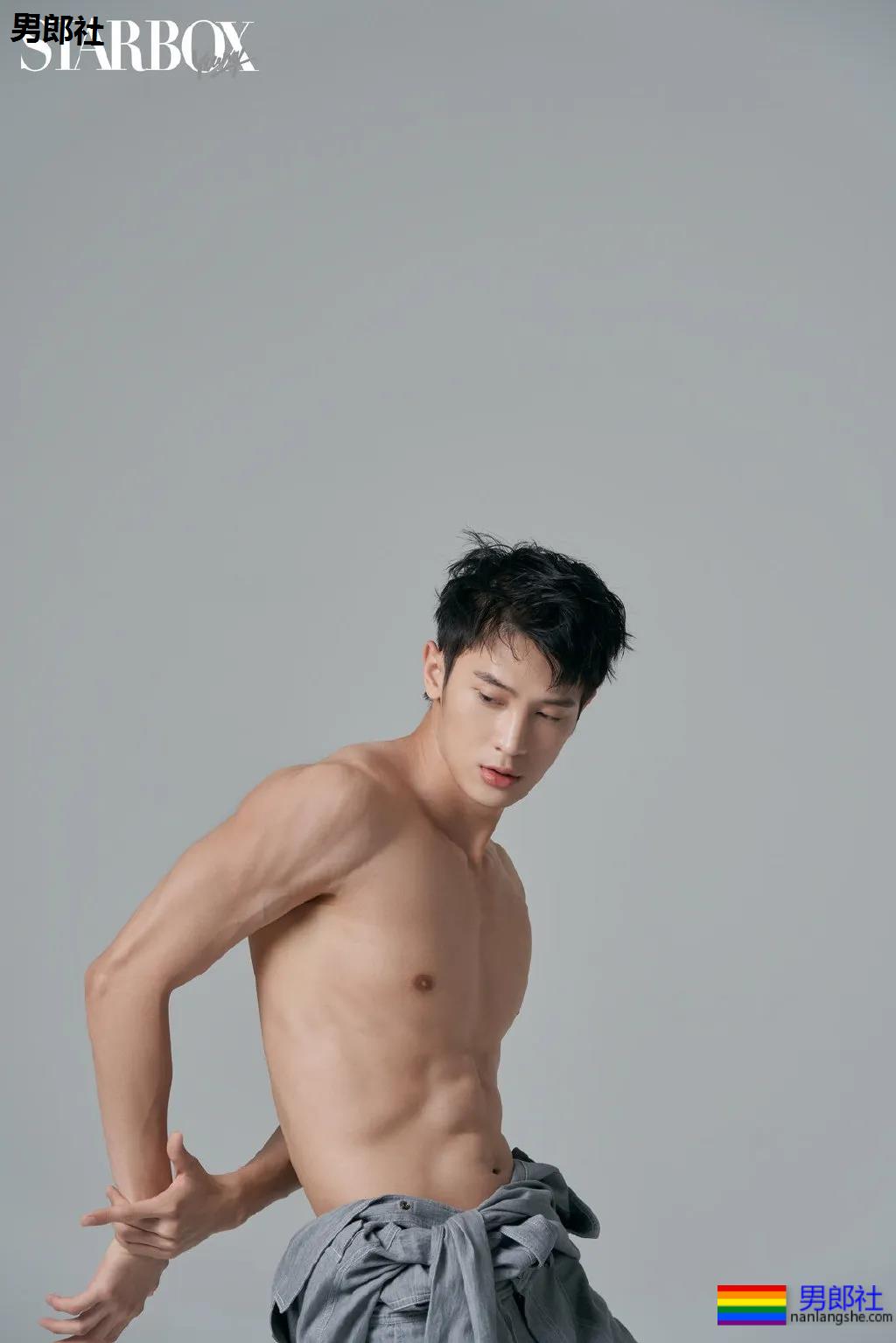 龚子棋李向哲在家脱衣这么玩！两身腱子肉惹网友尖叫！ - 51虹马