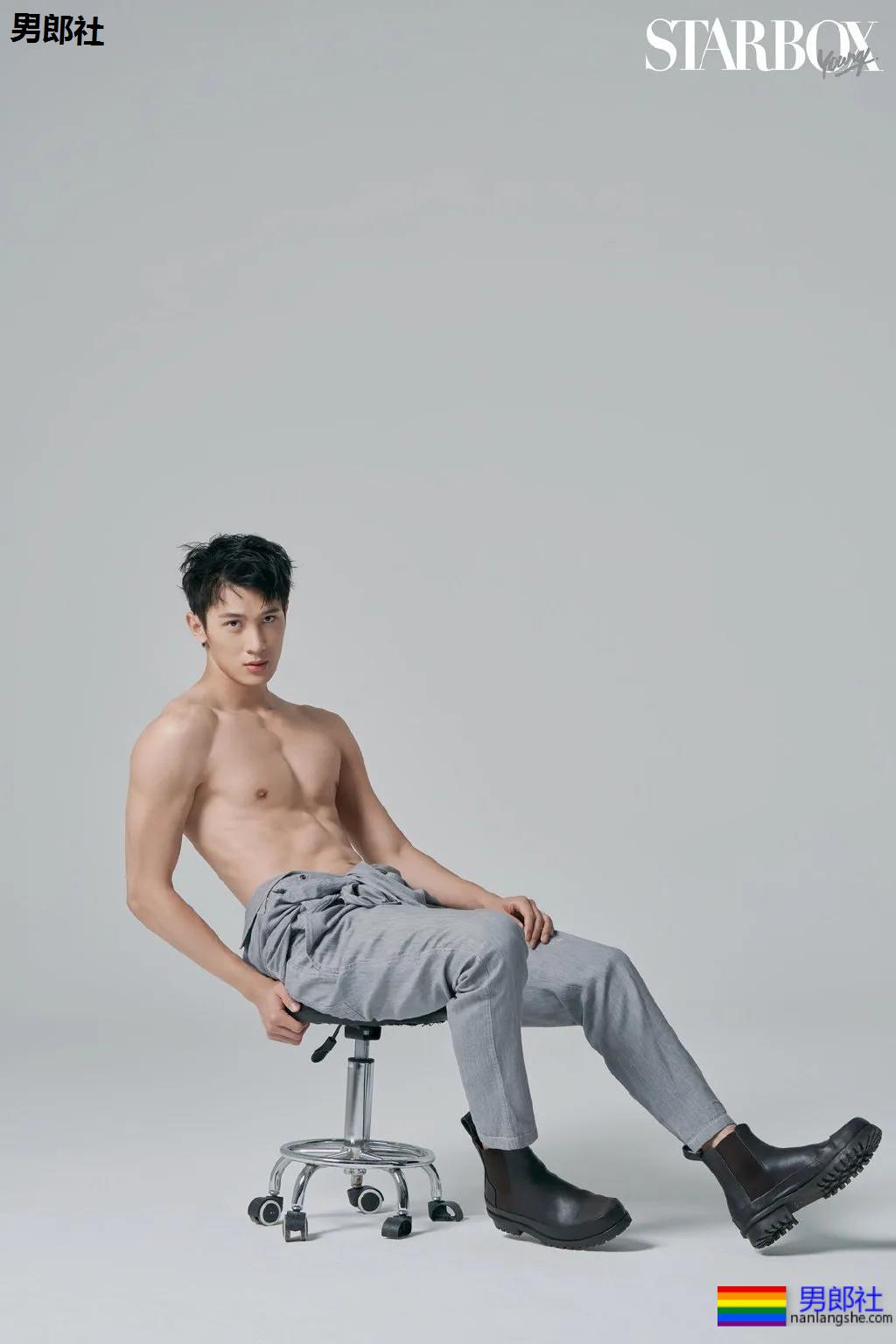 龚子棋李向哲在家脱衣这么玩！两身腱子肉惹网友尖叫！ - 51虹马