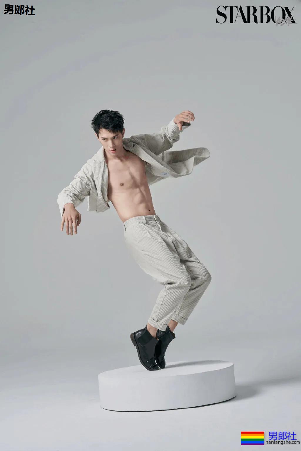 龚子棋李向哲在家脱衣这么玩！两身腱子肉惹网友尖叫！ - 51虹马