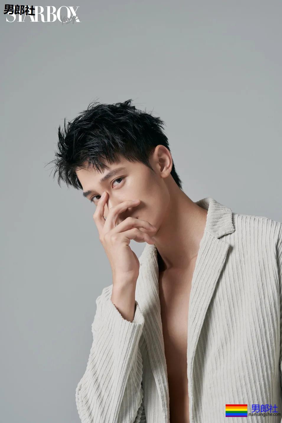 龚子棋李向哲在家脱衣这么玩！两身腱子肉惹网友尖叫！ - 51虹马