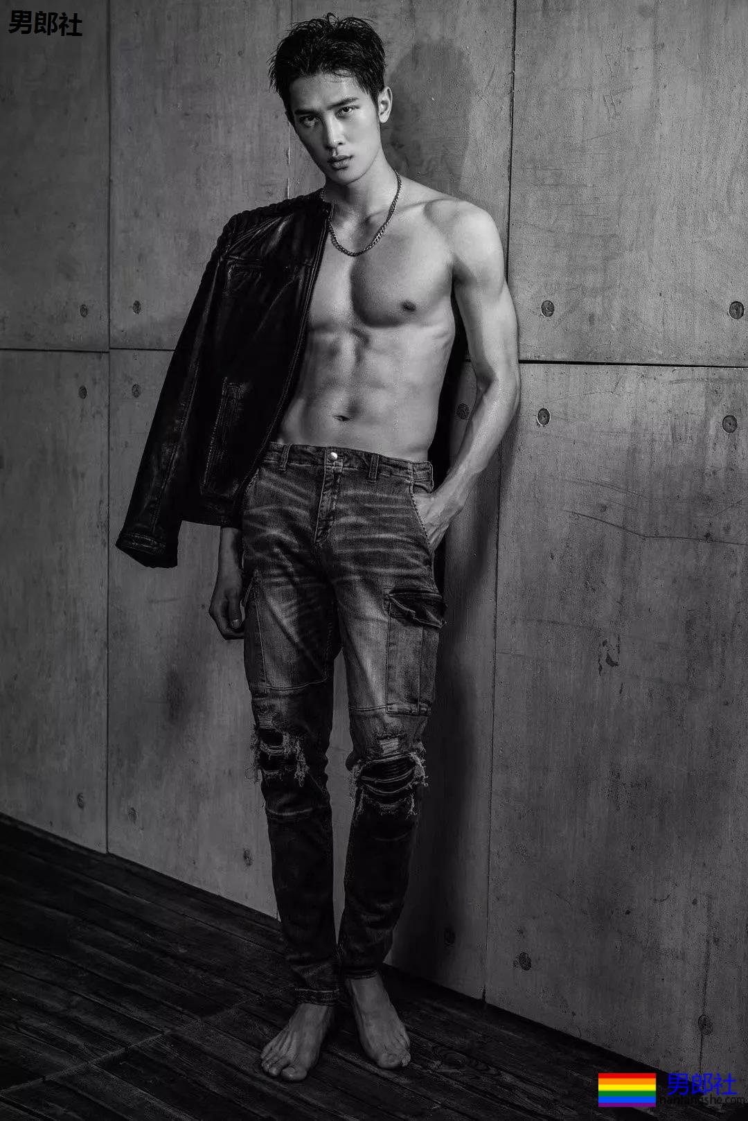 龚子棋李向哲在家脱衣这么玩！两身腱子肉惹网友尖叫！ - 51虹马