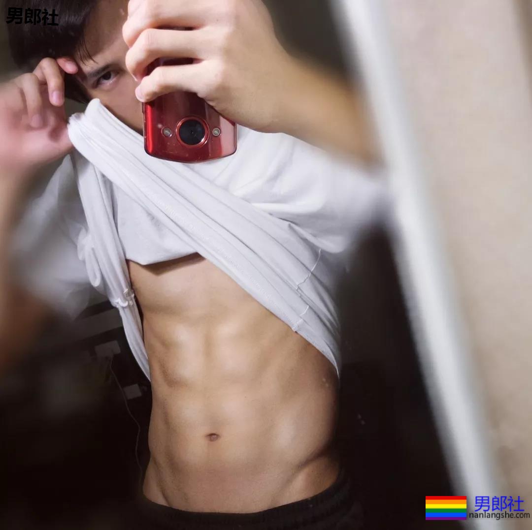 龚子棋李向哲在家脱衣这么玩！两身腱子肉惹网友尖叫！ - 51虹马