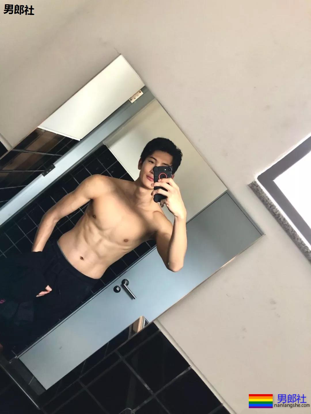 龚子棋李向哲在家脱衣这么玩！两身腱子肉惹网友尖叫！ - 51虹马