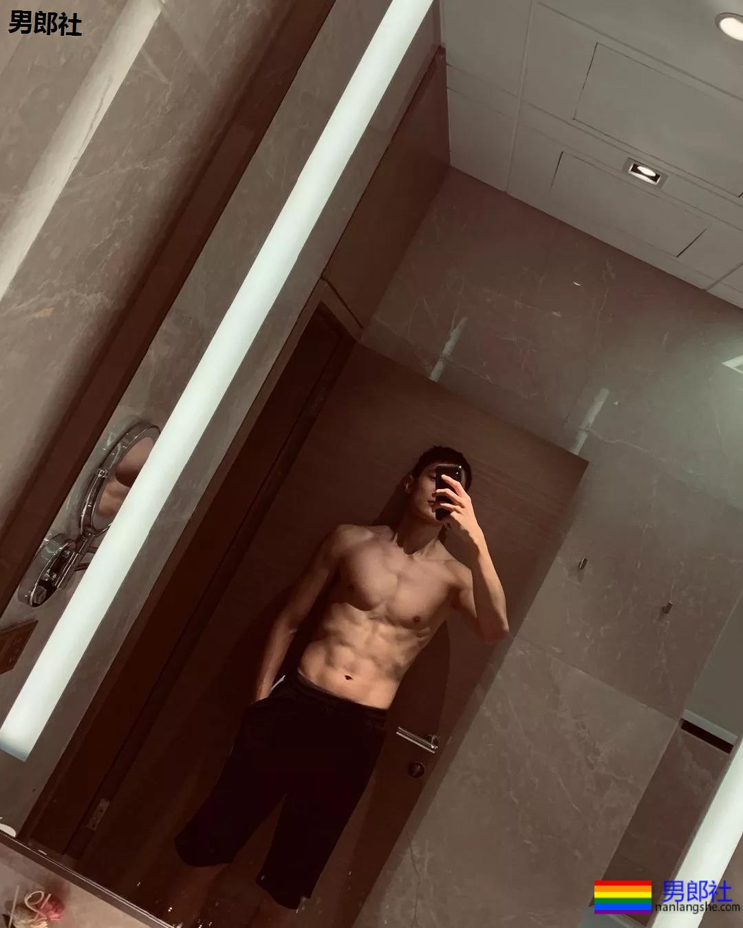 龚子棋李向哲在家脱衣这么玩！两身腱子肉惹网友尖叫！ - 51虹马