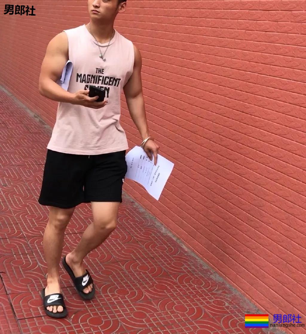 跟拍大街体育生被亲，翘P肌肉男 - 51虹马