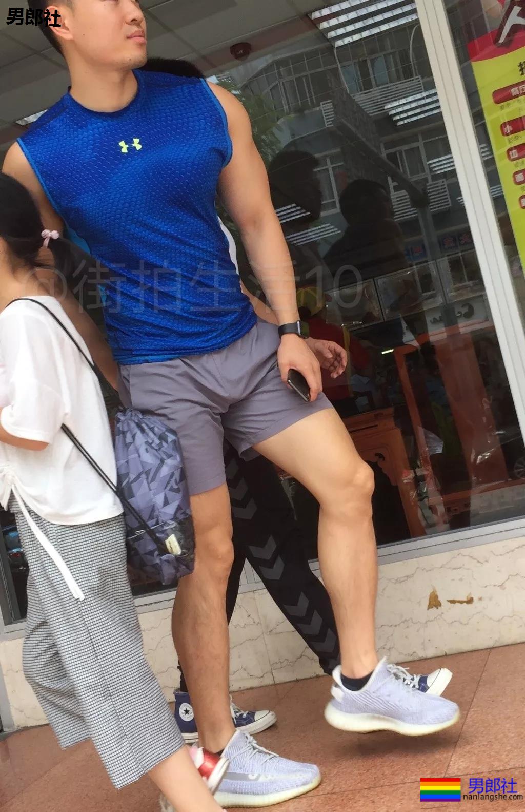 跟拍大街体育生被亲，翘P肌肉男 - 51虹马