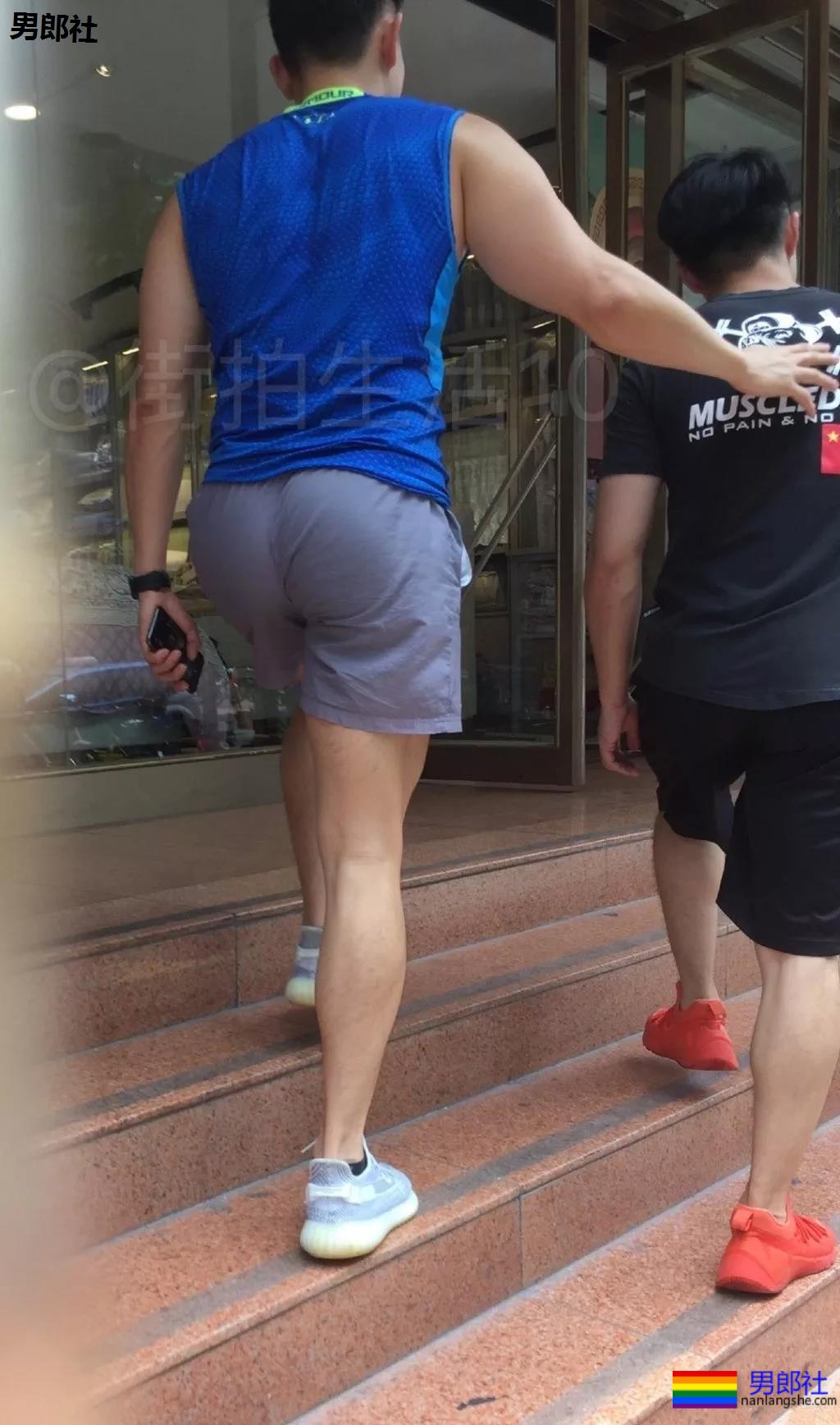 跟拍大街体育生被亲，翘P肌肉男 - 51虹马