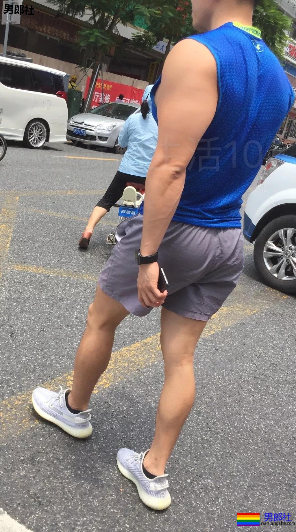 跟拍大街体育生被亲，翘P肌肉男 - 51虹马