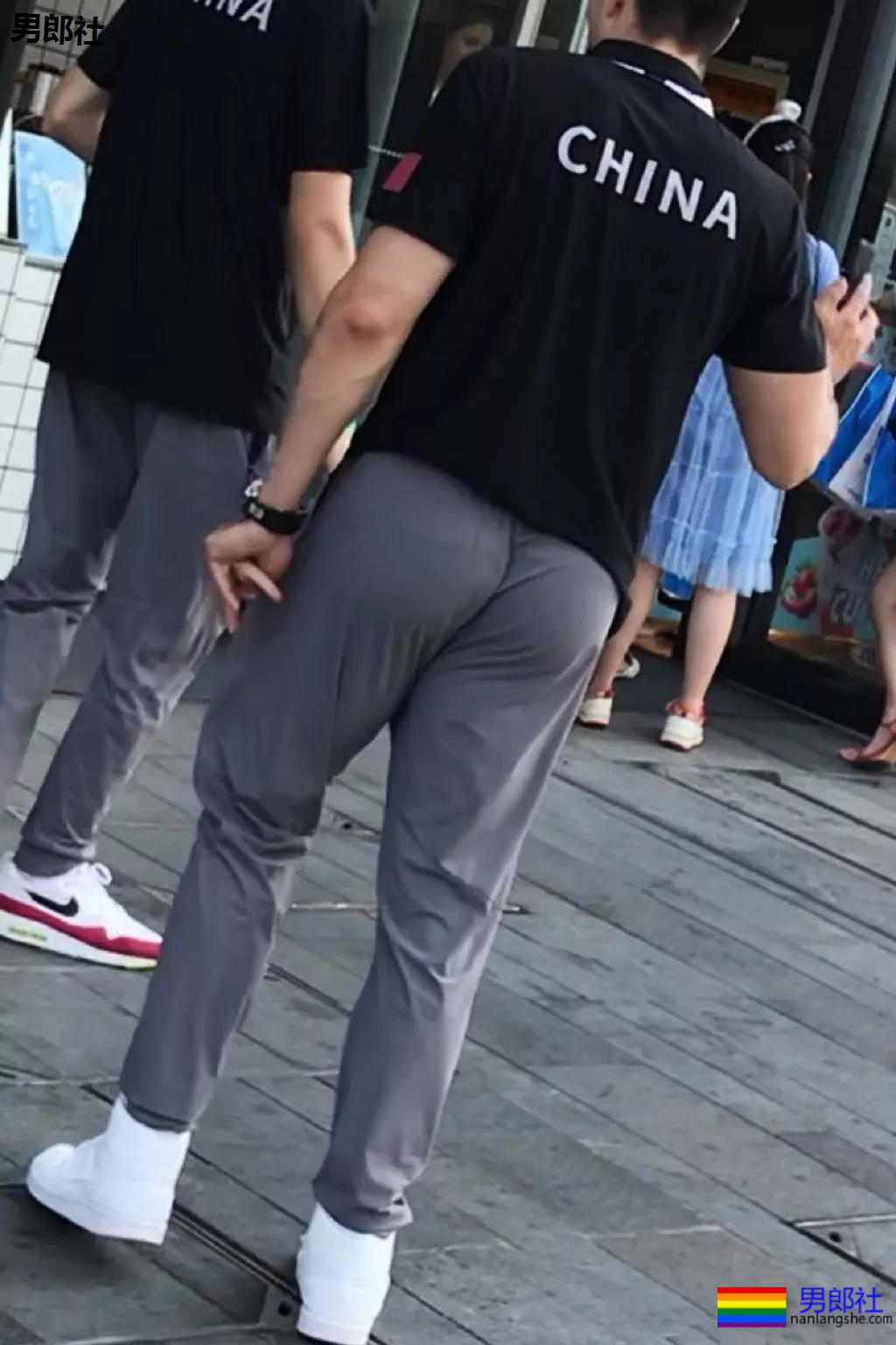 跟拍大街体育生被亲，翘P肌肉男 - 51虹马