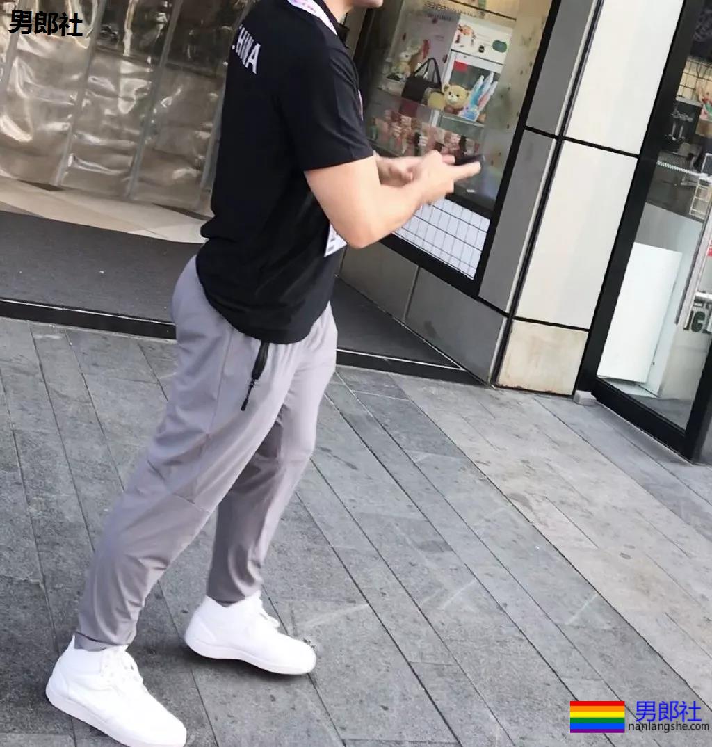 跟拍大街体育生被亲，翘P肌肉男 - 51虹马