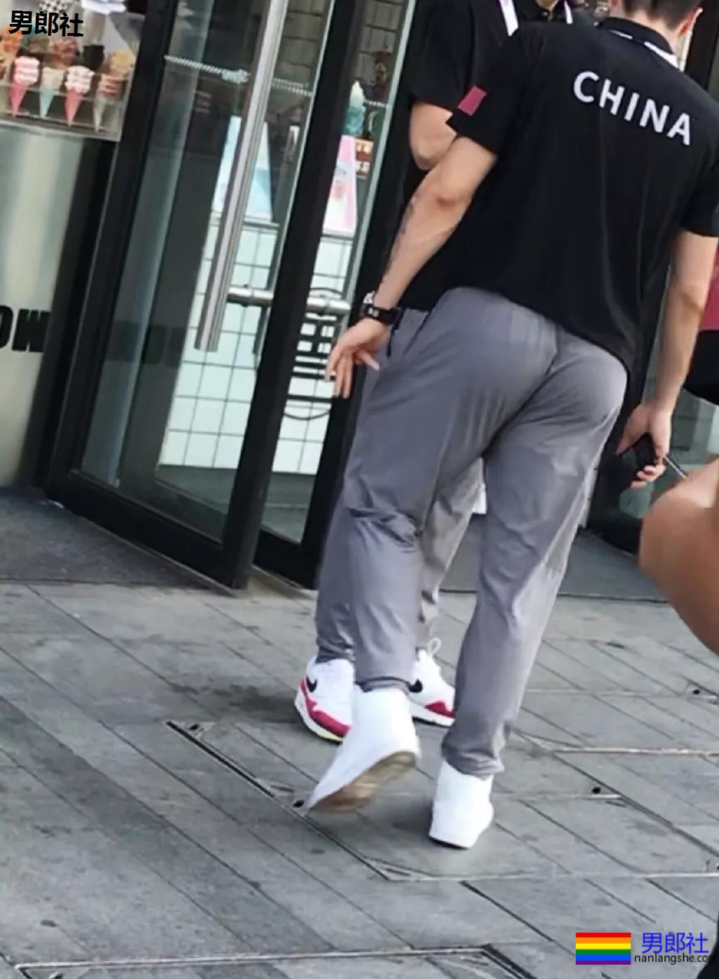 跟拍大街体育生被亲，翘P肌肉男 - 51虹马