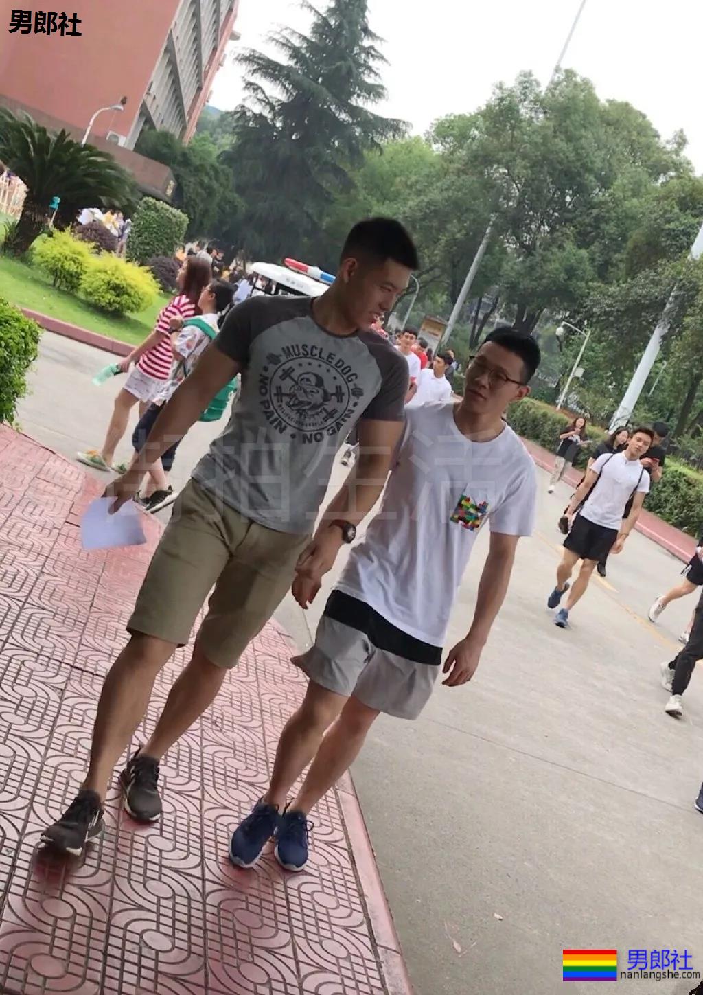 跟拍大街体育生被亲，翘P肌肉男 - 51虹马