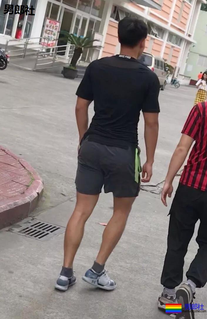 跟拍大街体育生被亲，翘P肌肉男 - 51虹马