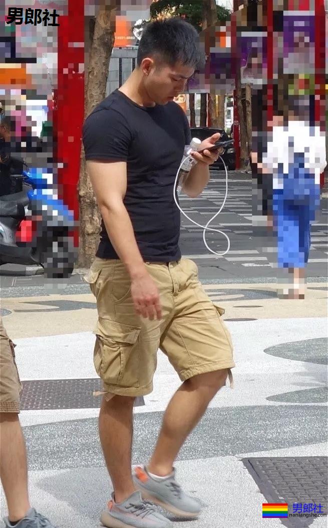 跟拍大街体育生被亲，翘P肌肉男 - 51虹马