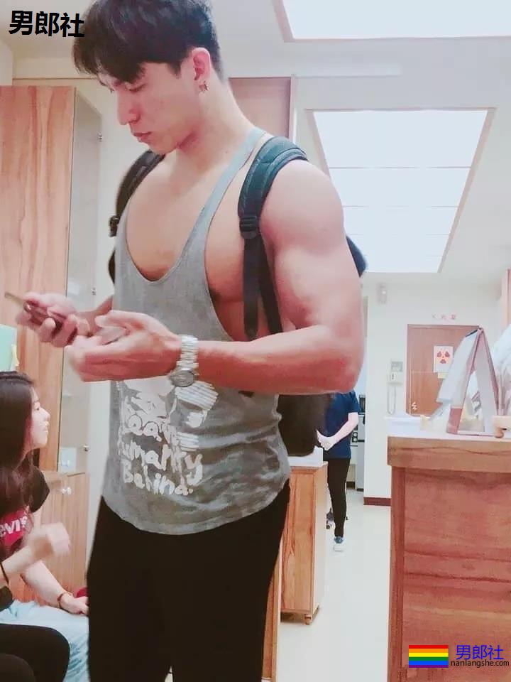 跟拍大街体育生被亲，翘P肌肉男 - 51虹马