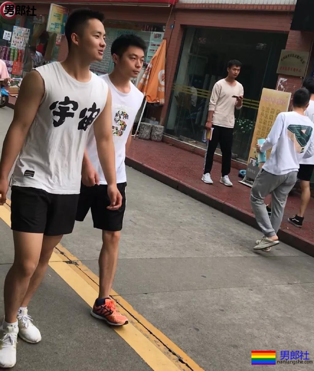 跟拍大街体育生被亲，翘P肌肉男 - 51虹马