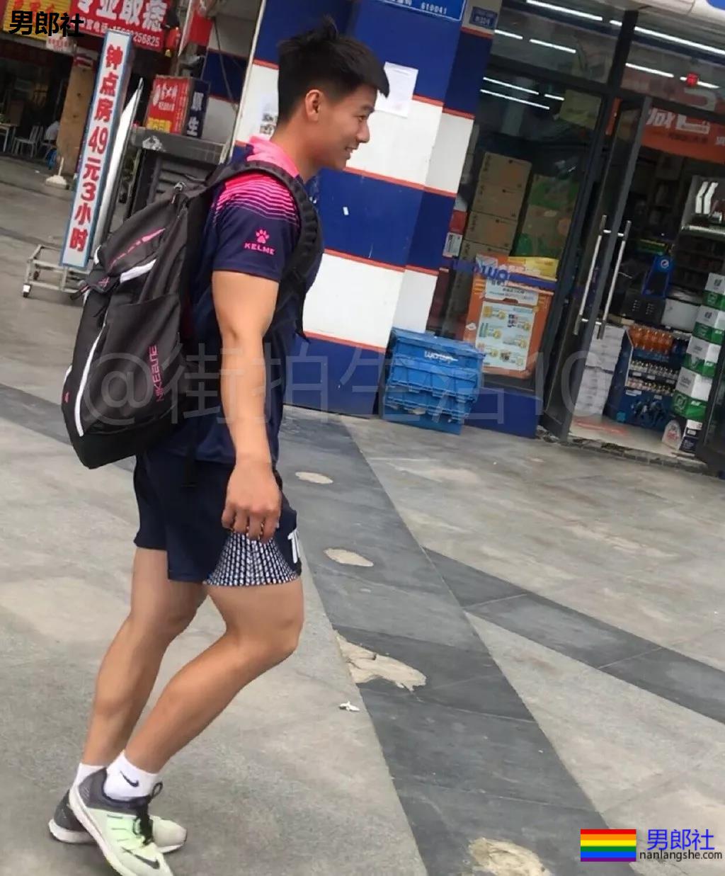 跟拍大街体育生被亲，翘P肌肉男 - 51虹马