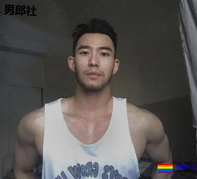 寸头大鼻子网红硬照一览，这胸肌未免太犯规了！ - 51虹马