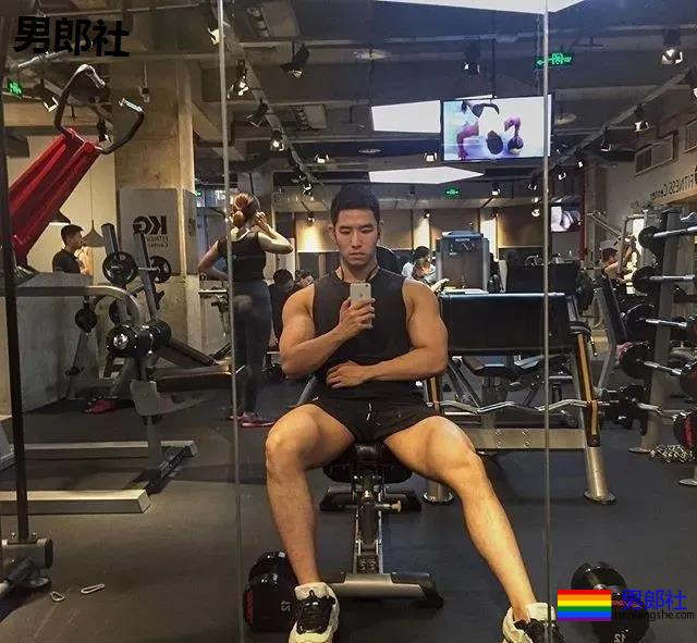 寸头大鼻子网红硬照一览，这胸肌未免太犯规了！ - 51虹马