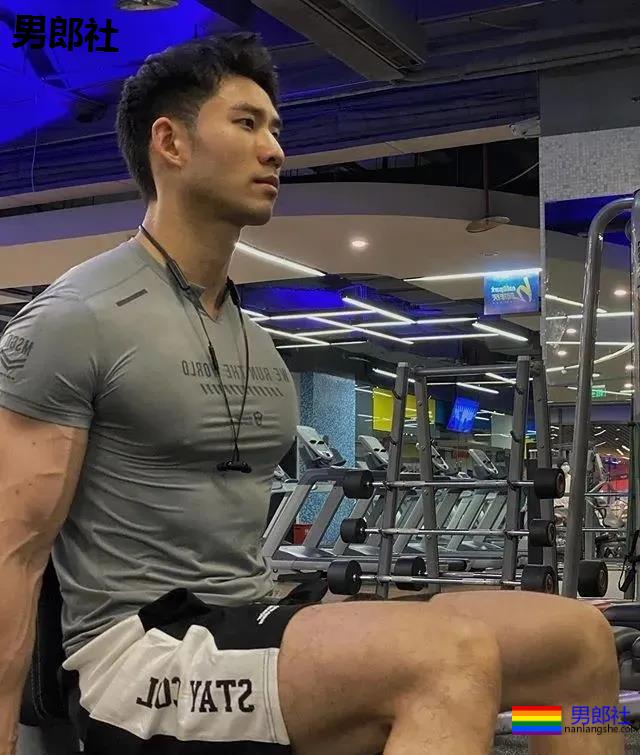 寸头大鼻子网红硬照一览，这胸肌未免太犯规了！ - 51虹马