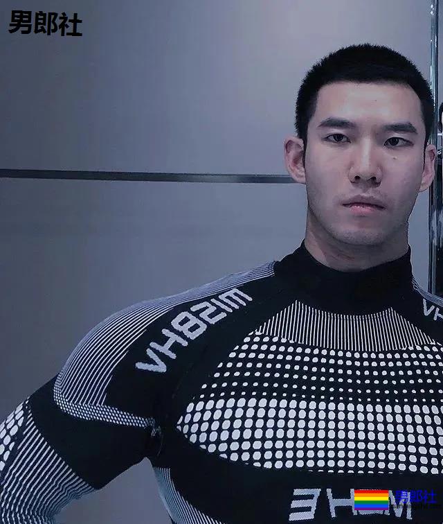 寸头大鼻子网红硬照一览，这胸肌未免太犯规了！ - 51虹马