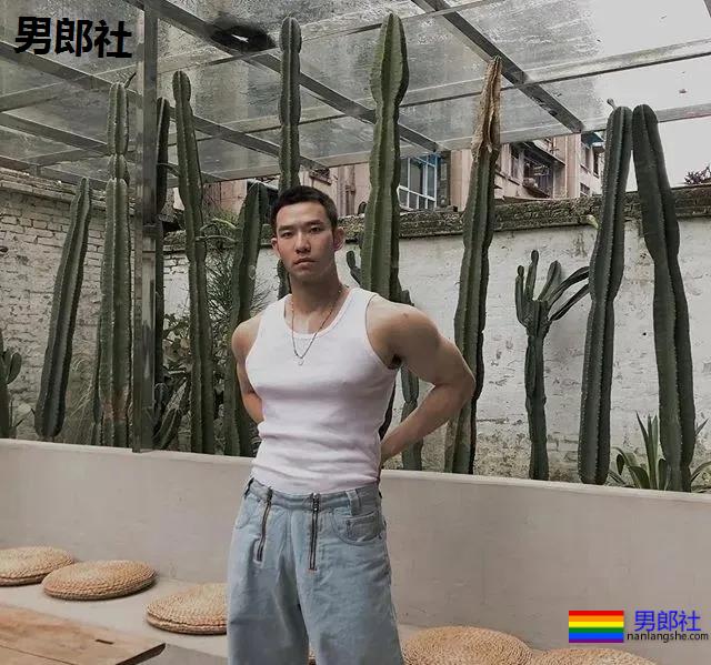 寸头大鼻子网红硬照一览，这胸肌未免太犯规了！ - 51虹马