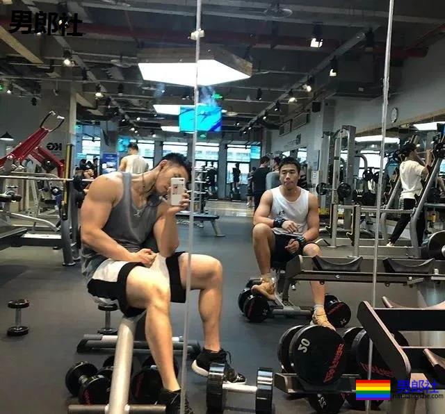 寸头大鼻子网红硬照一览，这胸肌未免太犯规了！ - 51虹马