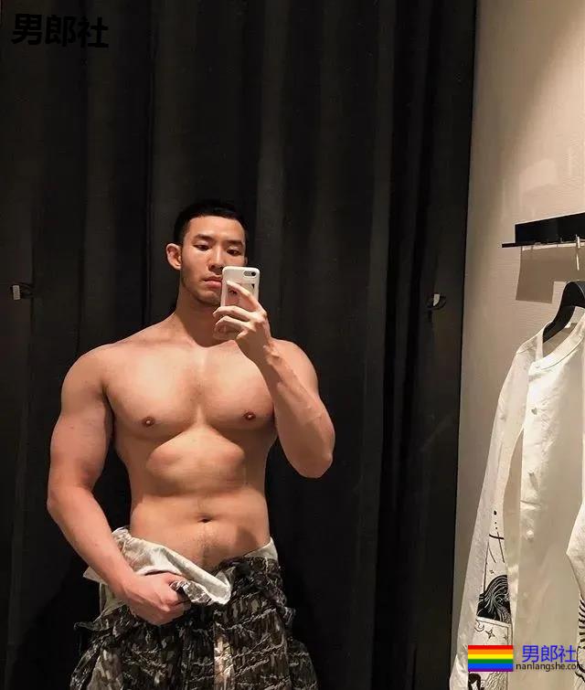 寸头大鼻子网红硬照一览，这胸肌未免太犯规了！ - 51虹马