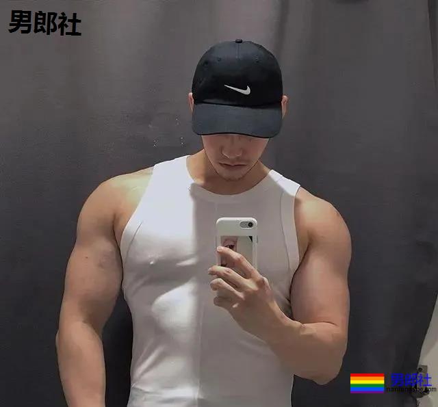 寸头大鼻子网红硬照一览，这胸肌未免太犯规了！ - 51虹马