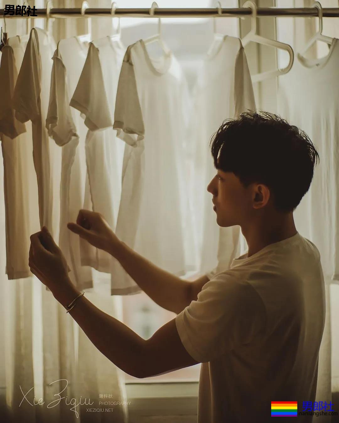 发育不错的腹肌小奶狗被男摄影师盯上，白袜短裤自拍抢镜，想A！ - 51虹马