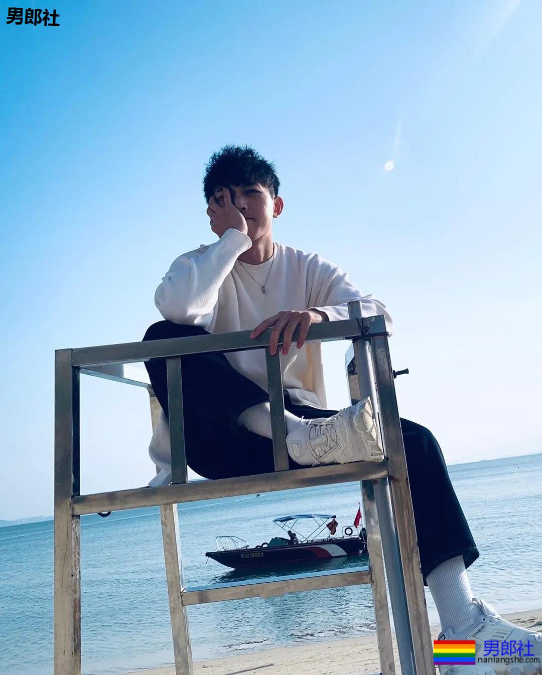 发育不错的腹肌小奶狗被男摄影师盯上，白袜短裤自拍抢镜，想A！ - 51虹马