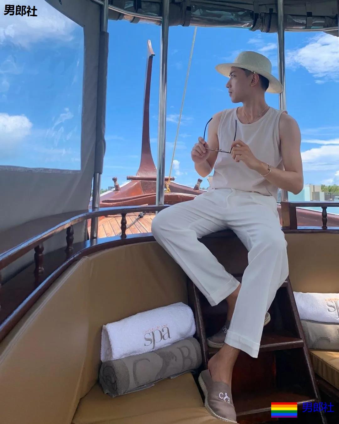 发育不错的腹肌小奶狗被男摄影师盯上，白袜短裤自拍抢镜，想A！ - 51虹马