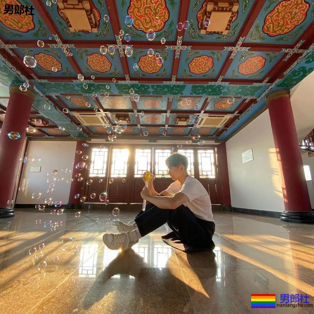 发育不错的腹肌小奶狗被男摄影师盯上，白袜短裤自拍抢镜，想A！ - 51虹马