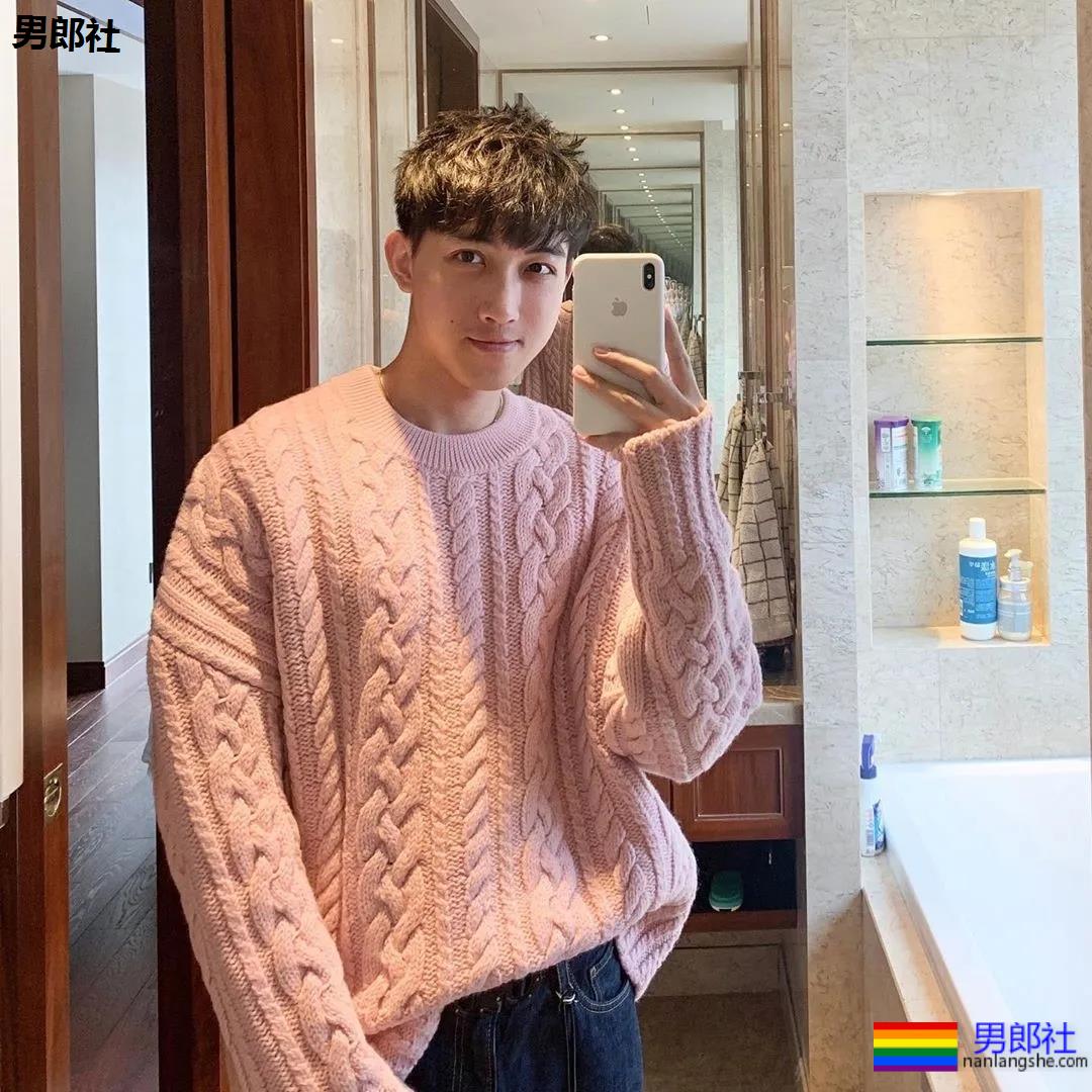 发育不错的腹肌小奶狗被男摄影师盯上，白袜短裤自拍抢镜，想A！ - 51虹马