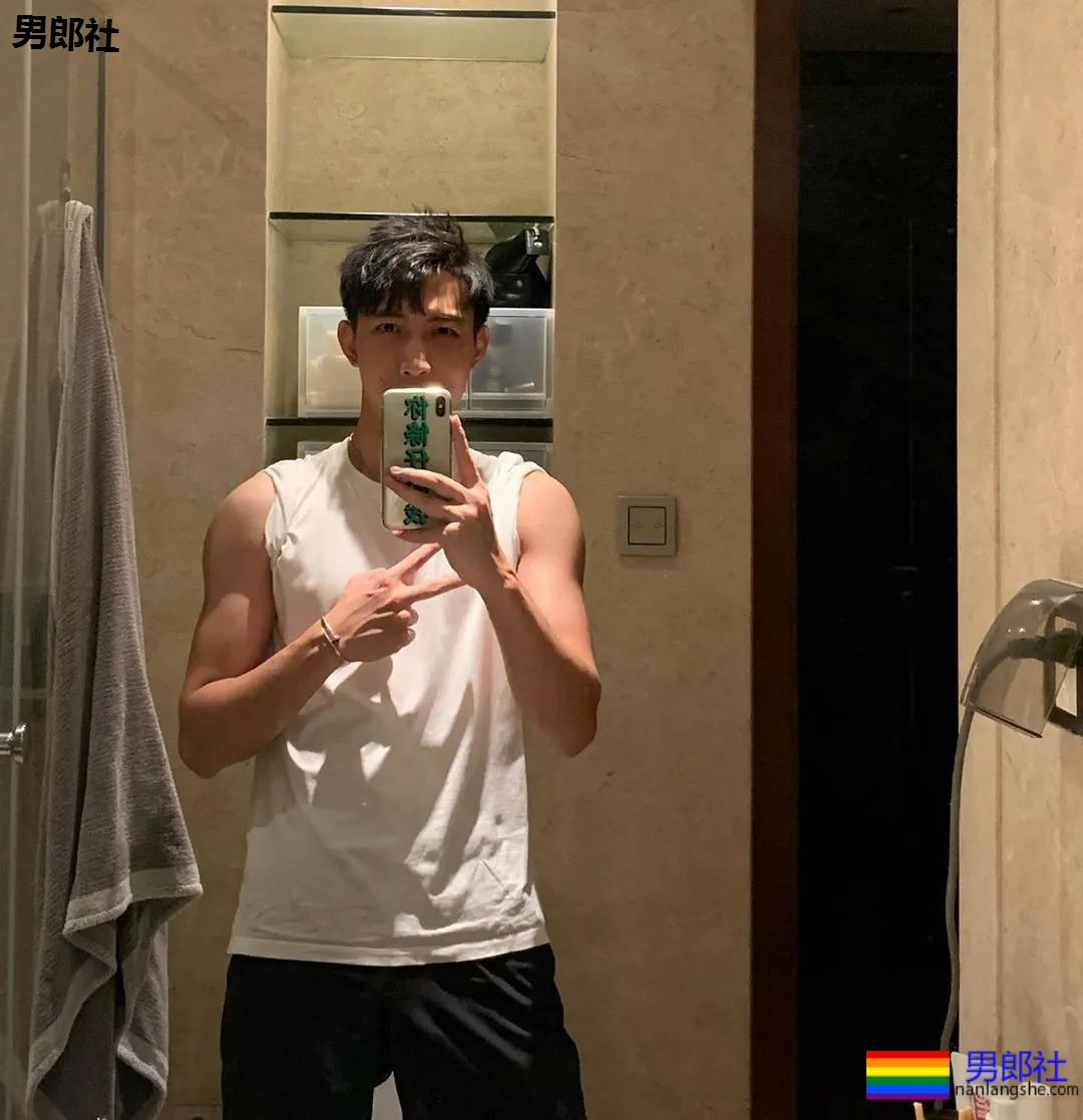 发育不错的腹肌小奶狗被男摄影师盯上，白袜短裤自拍抢镜，想A！ - 51虹马