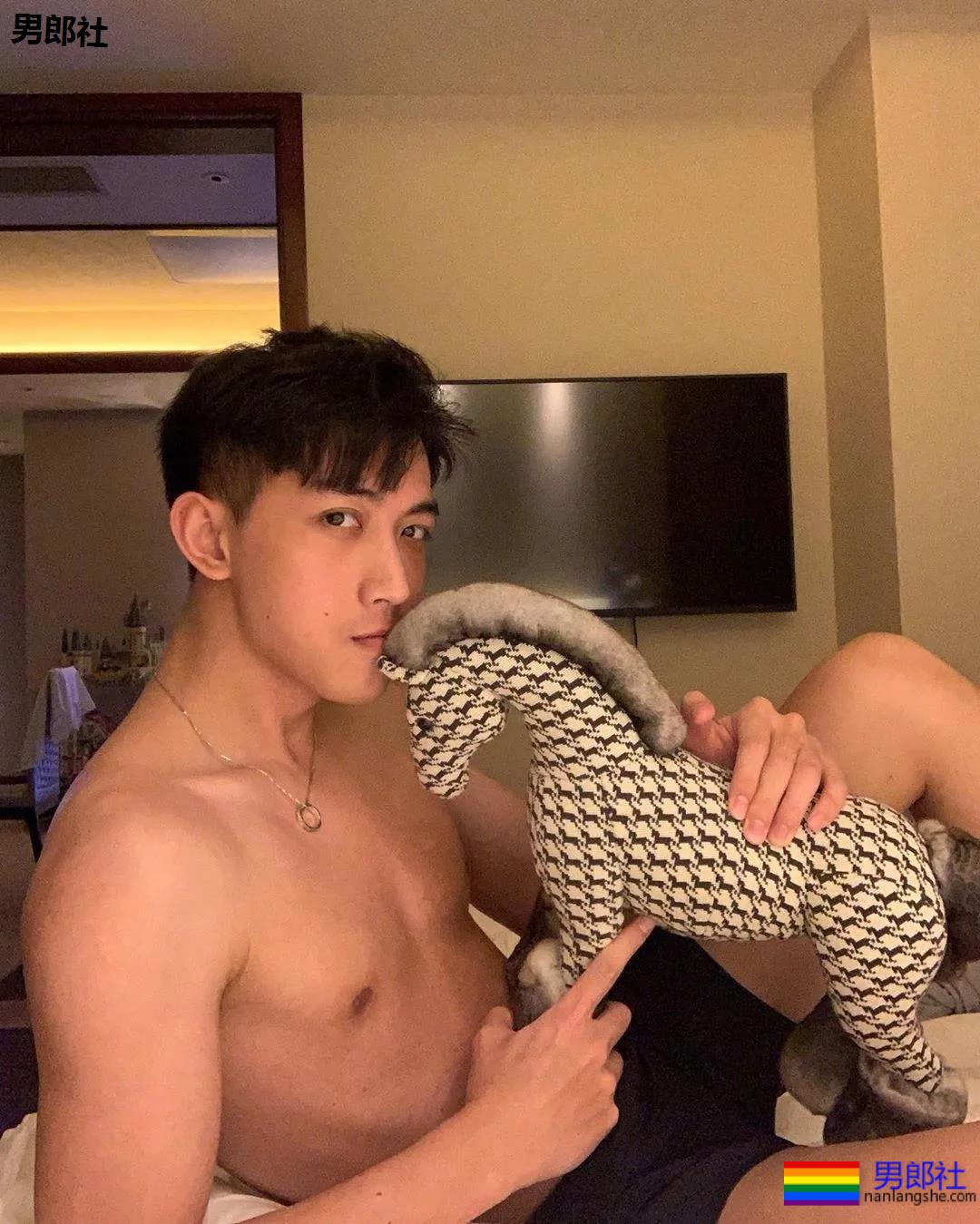 发育不错的腹肌小奶狗被男摄影师盯上，白袜短裤自拍抢镜，想A！ - 51虹马