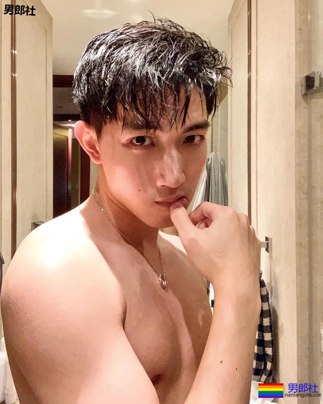 发育不错的腹肌小奶狗被男摄影师盯上，白袜短裤自拍抢镜，想A！ - 51虹马