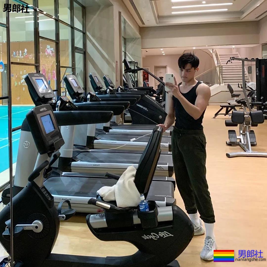 发育不错的腹肌小奶狗被男摄影师盯上，白袜短裤自拍抢镜，想A！ - 51虹马