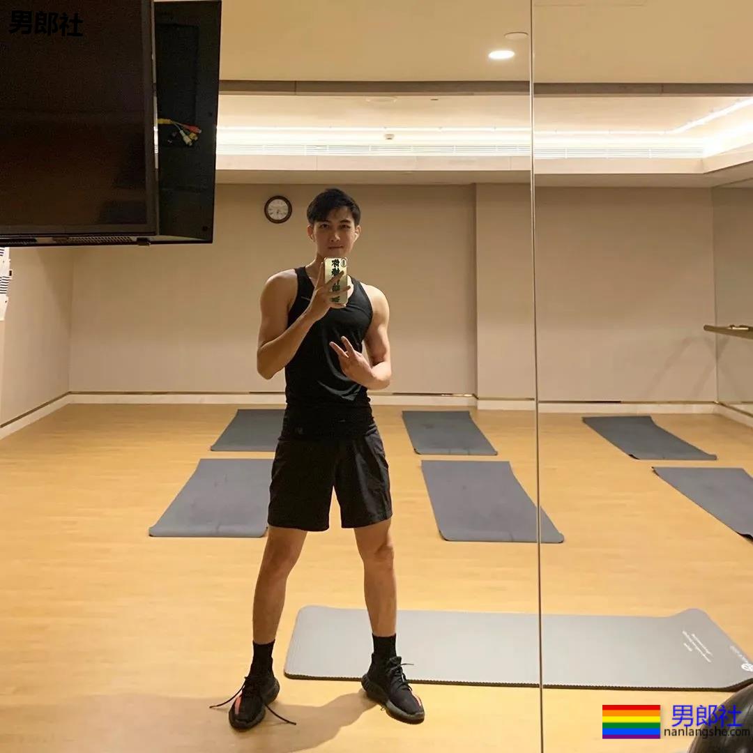 发育不错的腹肌小奶狗被男摄影师盯上，白袜短裤自拍抢镜，想A！ - 51虹马