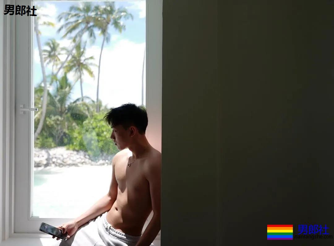 发育不错的腹肌小奶狗被男摄影师盯上，白袜短裤自拍抢镜，想A！ - 51虹马